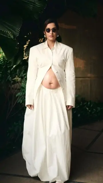 Sonam Kapoor Pregnancy Photos Kyun Ho Rahi Hain Viral?